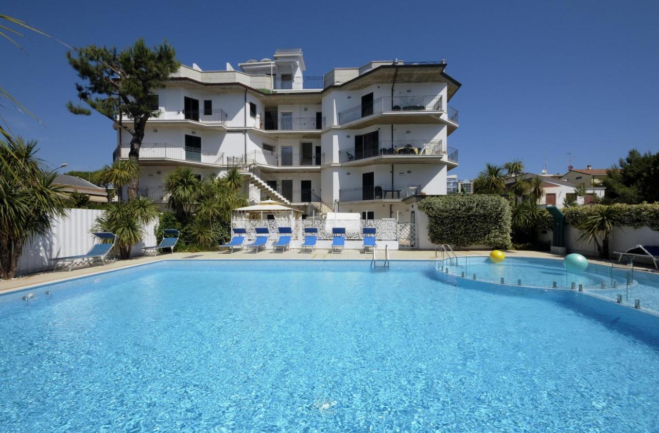 Residence Acquamarina San Benedetto del Tronto Bagian luar foto